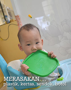 Bayi memasukkan barang ke mulut karena ingin merasakan