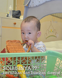 Biarkan bayi ngemut barang yang sudah anda bersihkan
