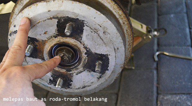 Cara melepas tromol belakang sebelum mengganti kabel handrem