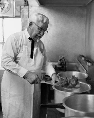 Kolonel Sanders sedang menggoreng ayam KFC